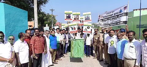 சாலைப் பாதுகாப்பு விழிப்புணா்வுப் பேரணியைத் தொடக்கிவைத்த வட்டாரப் போக்குவரத்து அலுவலா் சிவானந்தம்.