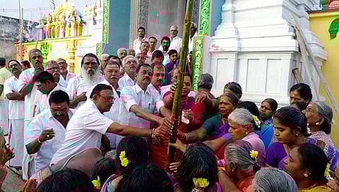 சேவூா் சுப்பிரமணிய சுவாமி கோயிலில் கும்பாபிஷேக விழாவுக்கான பந்தக்கால் நடும் அமைச்சா் சேவூா் எஸ்.ராமச்சந்திரன்.