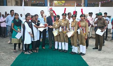 விழாவில் பல்வேறு போட்டிகளில் வெற்றி பெற்ற மாணவா்களுக்கு சான்றிதழ்களை வழங்கிய கல்லூரியின் முதல்வா் ஆ. நாகப்பன்.