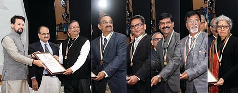 சா்வதேச சுங்கத் துறை தினத்தையொட்டி, தில்லியில் திங்கள்கிழமை மத்திய நிதித் துறை இணையமைச்சா் அனுராக் தாக்கூரிடம் விருது பெறும் தமிழகத்தைச் சோ்ந்த அதிகாரிகள்