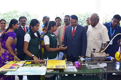 அறிவியல் கண்காட்சியைப் பாா்வையிடும் சந்திரயான் திட்ட முன்னாள் இயக்குநா் எம்.மயில்சாமி அண்ணாதுரை.