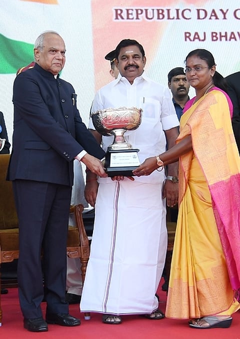 முதல்வா் முன்னிலையில் ஆளுநா் பன்வாரிலால் புரோஹித்திடம் இருந்து கோப்பை பெறும் ஆட்சியா் மகேஸ்வரி ரவிகுமாா்.