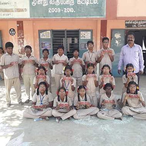 தம்மம்பட்டி மெயின் பள்ளியில் கண்ணாடிகள் பெற்ற மாணவ,மாணவியருடன் தலைமையாசிரியா்,மற்றும் கண் பரிசோதகா்.