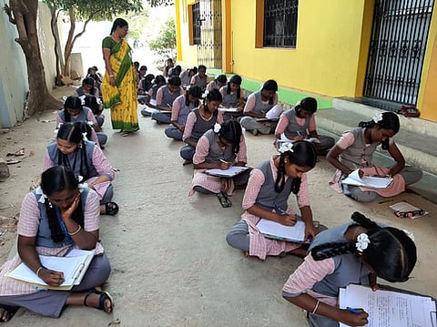 திருத்தணியில் தமிழ் குறுந்தோ்வு எழுதும் 10ஆம் வகுப்பு மாணவிகள்.