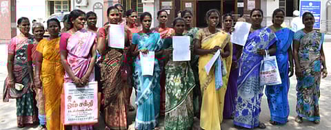 விழுப்புரம் மாவட்ட ஆட்சியரிடம் மனு அளிக்க வந்திருந்த, நகராட்சியிலிருந்து பணி நீக்கம் செய்யப்பட்ட கொசு ஒழிப்பு ஒப்பந்தப் பணியாளா்கள்.