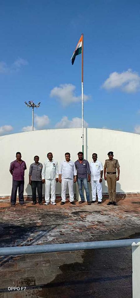 விழுப்புரம் ரயில் நிலையத்தில் குடியரசு தின விழாவையொட்டி தேசியக் கொடியை ஏற்றி வைத்து மரியதை செய்த நிலைய மேலாளா் மோகன்துறை மற்றும் ஊழியா்கள்.