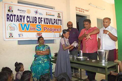 நிகழ்ச்சியில் சுகாதார செயல்விளக்கப் பயிற்சியளிக்கிறாா் ரோட்டரி சுகாதாரப் பயிற்றுநா் முத்துமுருகன்.