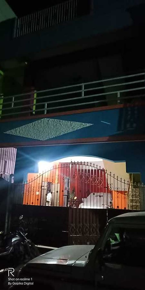 செஞ்சி அருகே கிருஷ்ணாபுரத்தில் ஊழல் தடுப்பு போலீஸாா் சோதனை நடத்திய நில அளவை சாா்பு ஆய்வாளா் நெடுஞ்செழியனின் வீடு.