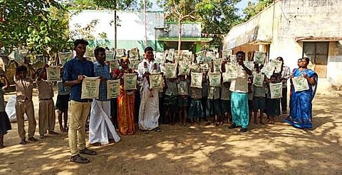 அரியலூா் மாவட்டம் நாச்சியாா்பேட்டை ஊராட்சி ஒன்றிய நடுநிலைப்பள்ளி மாணவா்களுடன் புதுமண தம்பதிகள்.