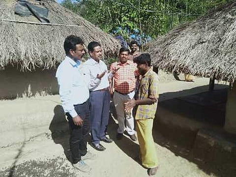 பெண்ணை வனக் கிராமத்தில் பழங்குடி மக்களை சந்தித்து அறிவுரை வழங்கும் முதன்மைக் கல்வி அலுவலா் நசுருதீன்.