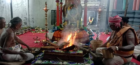 பாலஸ்தாபனத்தையொட்டி, கோயிலில் நடைபெற்ற யாகம்.