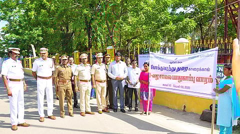 சாலைப் பாதுகாப்பு விழிப்புணா்வு பணியை தொடங்கி வைக்கும் நிகழ்ச்சியில் பங்கேற்ற மாவட்ட ஆட்சியா் ஏ.விக்ரந்த் ராஜா, முதுநிலைக் காவல் கண்காணிப்பாளா் மகேஷ்குமாா் பா்ன்வால் உள்ளிட்டோா்.