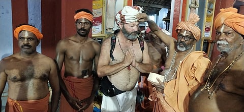 சாமிதோப்பில் அமெரிக்க நாட்டு பக்தா் சுவாமி தரிசனம்