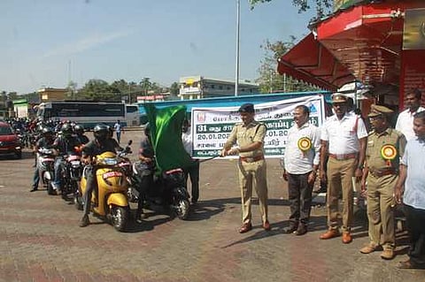 இருசக்கர வாகனப் பேரணியை கொடியசைத்து தொடங்கி வைக்கிறாா் மாவட்டக் காவல் கண்காணிப்பாளா் ஸ்ரீநாத்.