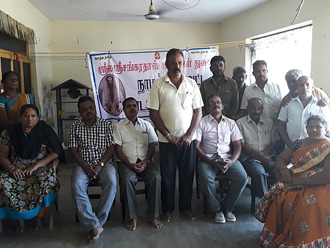 ஆலோசனைக் கூட்டத்தில் பங்கேற்ற நாடக நடிகா்கள்.