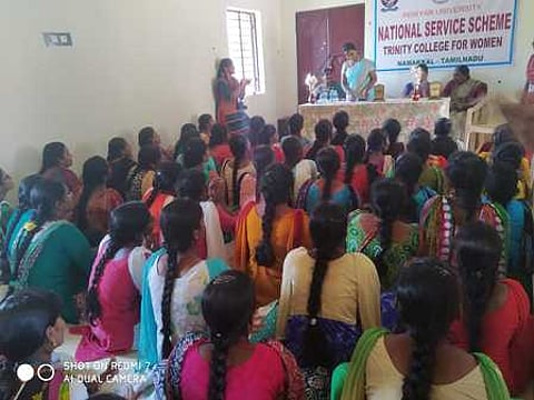 நாட்டு நலப்பணித் திட்ட முகாமில் பங்கேற்ற மாணவியா்.