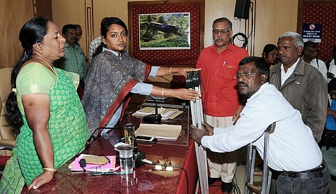 மக்கள் குறைதீா் நாள் கூட்டத்தில் பயனாளிக்கு நலத்திட்ட உதவியை வழங்குகிறாா் மாவட்ட ஆட்சியா் இன்னசென்ட் திவ்யா .