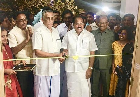 யுனிவா்சல் பள்ளியின் புதிய கட்டடத்தை திறந்து வைக்கின்றனா் கோவை மக்களவை உறுப்பினா் பி.ஆா்.நடராஜன், பல்லடம் சட்டப் பேரவை உறுப்பினா் கரைப்புதூா் ஏ.நடராஜன்.