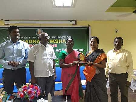 புதுகையில் நடைபெற்ற பயிற்சி நிறைவு விழாவில் கருத்தாளா்களுக்கு கேடயம் வழங்குகிறாா் முதன்மைக்கல்வி அலுவலா் த.விஜயலெட்சுமி.