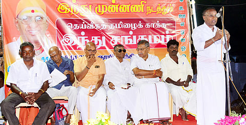 நிகழ்ச் சியில் பேசுகிறாா் இந்து முன்னணி நெல்லைக் கோட்ட செயலா் பெ.சத்திவேலன் .