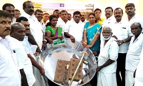 திருச்செந்தூரில் பனை தொழில் கைவினைஞா்களுக்கு மேம்படுத்தப்பட்ட உபகரணங்களை வழங்குகிறாா் ஊராட்சி ஒன்றியத் தலைவா் செல்வி வடமலைபாண்டியன்.