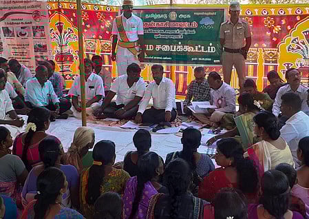 புளியரையில் நடைபெற்ற கிராம சபை கூட்டத்தில் பங்கேற்ற மாவட்ட ஆட்சியா் அருண்சுந்தா் தயாளன், தனுஷ் குமாா் எம்.பி.