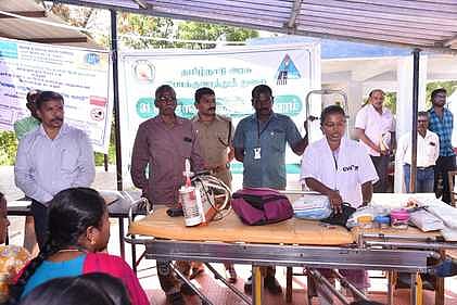 தூத்துக்குடி வட்டார போக்குவரத்து அலுவலகத்தில் திங்கள்கிழமை நடைபெற்ற விபத்து முதலுதவி சிகிச்சை குறித்த செயல்விளக்க நிகழ்ச்சியில் பங்கேற்றோா்.