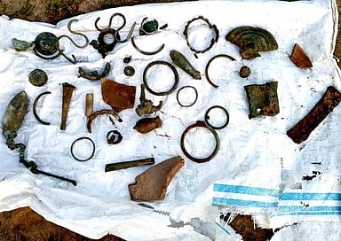 வண்டுவாஞ்சேரி கிராமத்தில் குளம் தோண்டும்போது கிடைத்த உலோகப் பொருள்கள்.