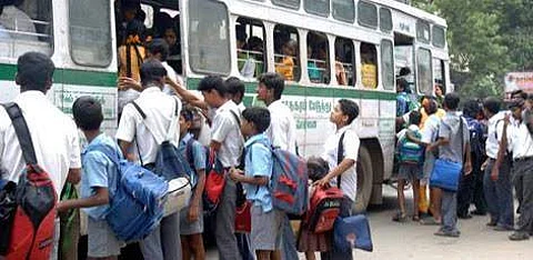 மாணவர்களை நீண்ட தொலைவு ஓட விட்ட அரசுப் பேருந்து ஓட்டுநர்!