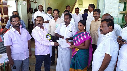 ஆலவயல் ஊராட்சித் தலைவராகத் தோ்வு செய்யப்பட்ட சந்திரா சக்திவேலுக்கு வெற்றிச் சான்றிதழை வழங்கும் தோ்தல் அலுவலா்.