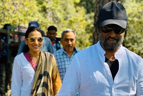 தாத்தா போலவே இருக்கும் பேரன்! சூப்பர் ஸ்டார் ரஜினி சாயலில் தனுஷின் மகன்!