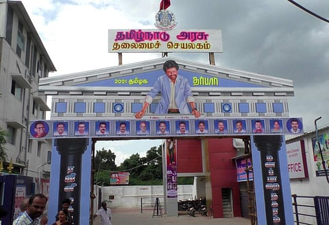 தமிழக தர்பார்: ரஜினி ரசிகர்களின் கட்-அவுட் பரபரப்பு