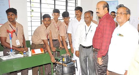 கண்காட்சியைத் தொடக்கி வைத்து, மாணவா்களின் படைப்புகளைப் பாா்வையிட்ட மாவட்ட ஆட்சியா் அ. சண்முகசுந்தரம்.