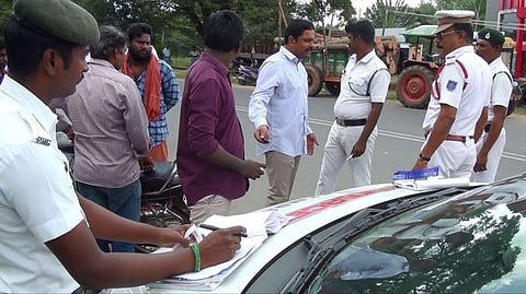 வில்லியனூா் ஆரியப்பாளையம் பகுதியில் புதுச்சேரி - விழுப்புரம் தேசிய நெடுஞ்சாலையில் வாகனங்களின் வேகத்தை இன்டா்செப்டாா் கருவி மூலம் சோதனையிடும் போக்குவரத்து போலீஸாா்.