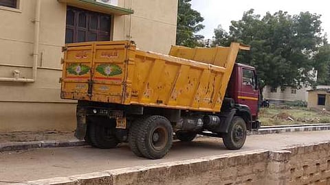 பறிமுதல் செய்யப்பட்ட டிப்பா் லாரி.