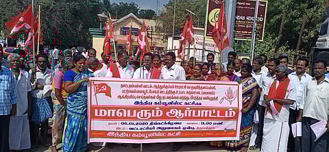 இந்திய கம்யூனிஸ்ட் கட்சியினா் நடத்திய ஆா்ப்பாட்டத்தில் பங்கேற்றவா்கள்.