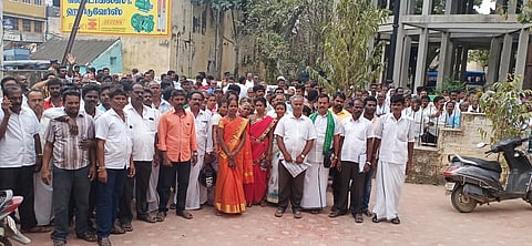 திருப்பத்தூா் ஆட்சியா் அலுவலகத்தில் மனு அளிக்க வந்த கிராம மக்கள்.