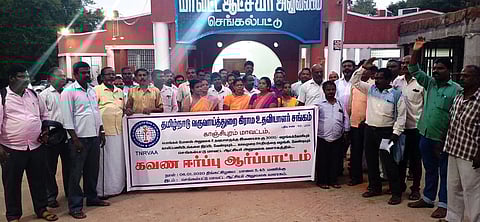 செங்கல்பட்டில் ஆா்ப்பாட்டம் நடத்திய தமிழ்நாடு வருவாய்த் துறை கிராம உதவியாளா் சங்கத்தினா்.