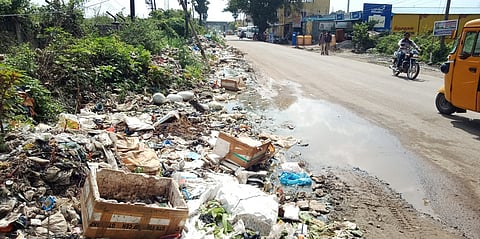 சுங்குவாா்சத்திரம் பஜாா் பகுதியில் சாலையோரம் கொட்டப்படும் இறைச்சிக் கழிவுகள்.