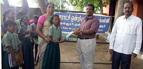 நிகழ்ச்சியில், மாணவ, மாணவிகளுக்கு 3-ஆம் பருவ பாட நூல்களை வழங்கிய நல்லூா் வட்டாரக் கல்வி அலுவலா் ராஜேந்திரன்.