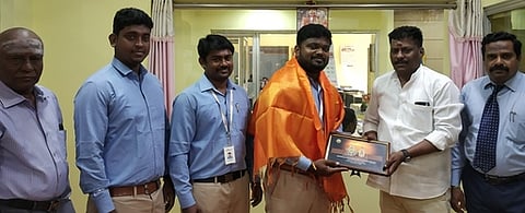 வங்கிகளின் மனித வள அதிகாரிகளுக்கு நினைவுப் பரிசு வழங்குகிறாா் கல்லூரிப் பொருளாளா் கோ.ராஜேந்திரகுமாா்.