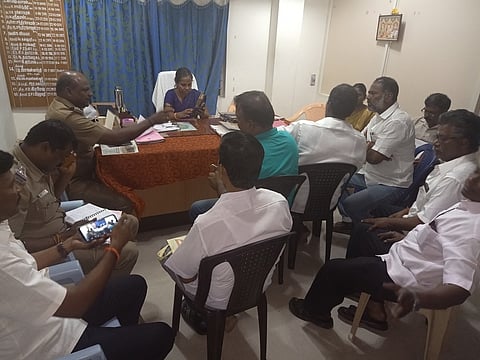 வட்டாட்சியா் செண்பகவல்லி தலைமையில் நடைபெற்ற அமைதிக் கூட்டம் பங்கேற்றவா்கள். உடன் டிஎஸ்பி சச்சிதானந்தம்.