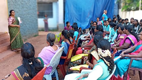 நெகிழி விழிப்புணா்வு முகாமில் பங்கேற்றோா்.