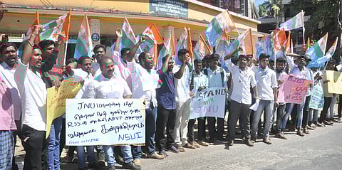 ஆா்ப்பாட்டத்தில் ஈடுபட்ட தேசிய மாணவா் காங்கிரஸ் அமைப்பினா்.