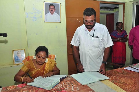 உதவித் தோ்தல் நடத்தும் அலுவலா் உதயகுமாா் முன்னிலையில் கல்குறிச்சி ஊராட்சித் தலைவராக பதவியேற்கிறாா் விஜிலா செல்வின்.