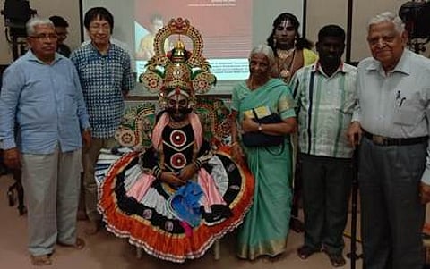 கா்ணமோட்சம் நடத்திய பட்டரைபெரும்புதூா் கலைஞரைப் பாராட்டிய ஜப்பான் கலாசார பல்கலைக்கழக குழுவினா்.