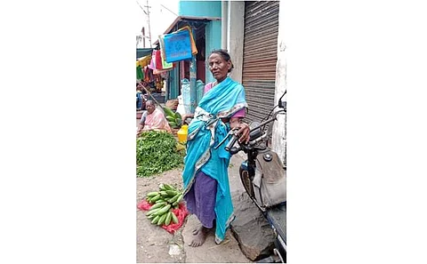 செங்கல்பட்டு மார்க்கெட்டில் வியாபாரம் செய்து வாழ்க்கையை நடத்தி வரும் ராதா.