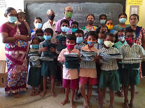 படிக்காசுவைத்தான்பட்டியில் அரசுப் பள்ளி மாணவர்களுக்கு விலையில்லா சீருடை, உலர் பொருள்கள் வழங்கல்.