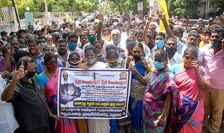 மதுரை ஆட்சியா் அலுவலகம் முன்பாக வெள்ளிக்கிழமை ஆா்ப்பாட்டத்தில் ஈடுபட்ட தமிழ்நாடு மருத்துவா் சமுதாயப் பேரவையினா்.