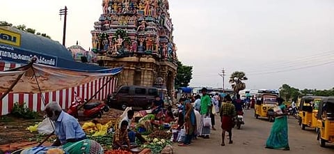 மானாமதுரையில் வாரச்சந்தையன்று ஆனந்தவல்லி சமேத சோமநாதர் சுவாமி கோயில் முன்பு கடை விரிக்கும் வியாபாரிகளால் பொதுமக்களுக்கும் பக்தர்களுக்கும் இடையூறு ஏற்படுகிறது.